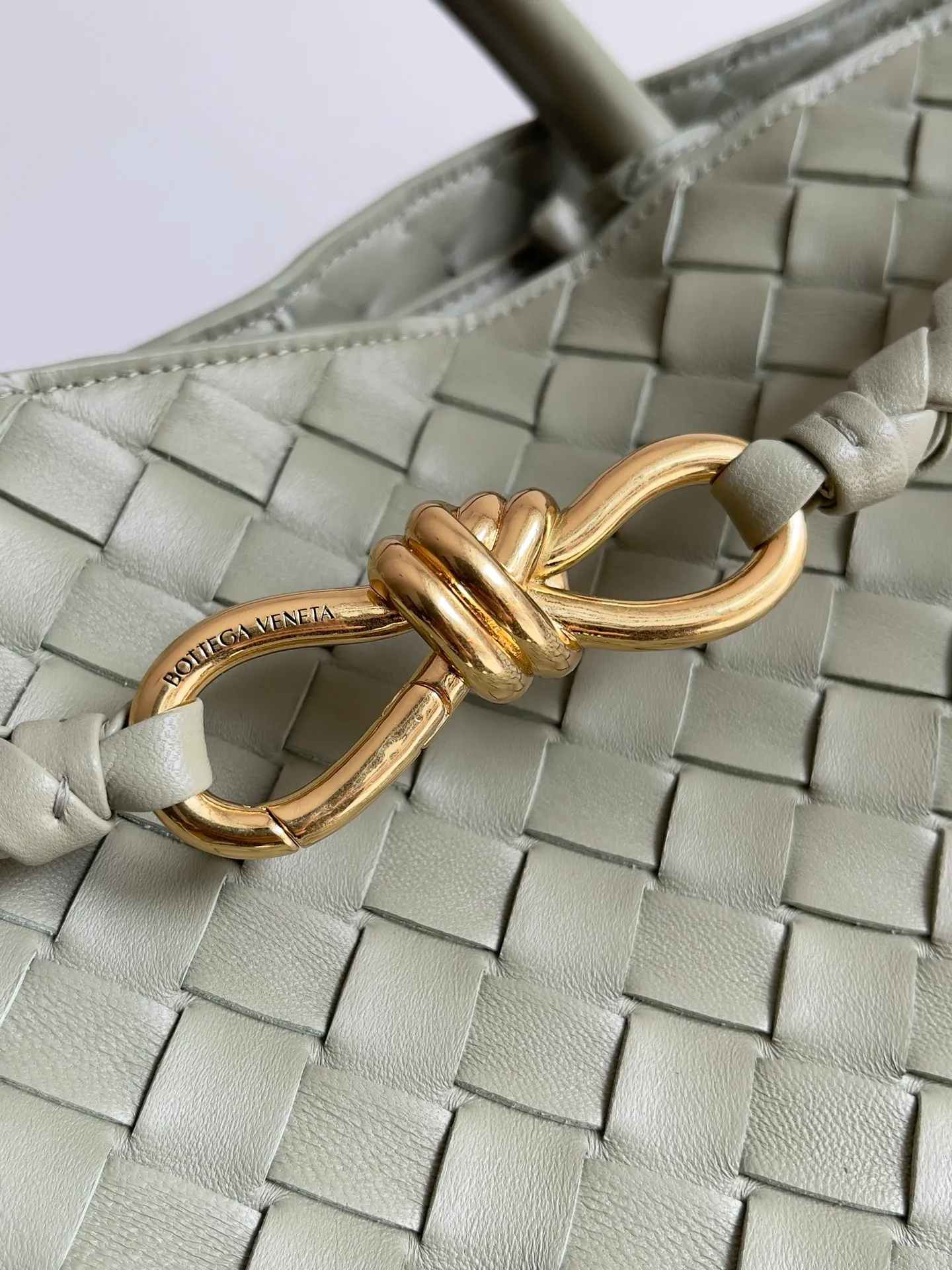 Batch 3760 Recently, the same style of bag that celebrities love is both high-end and practical. Michelle Yeoh, Kim Namjoon, Jing Boran, Tong Liya, Sun Qian, Wu Qianyu, Du Juan, Ma Yili and Bai Baihe are all carrying Bottega Veneta summer series Andiamo handbags. Andiamo has a simple structure and rounded lines. The whole piece is made of Nappa leather. It is comfortable, soft and dynamic. It adds interest to daily life and can be easily matched with various styles. Andiamo handbags are available in three sizes: small, medium and large. There are many colors to choose from, which can meet different needs. You can really carry it whether it is daily or attending events. Style number: 743575 Size: 45*22*34 including handle height 44cm